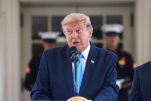 Trump propone reemplazar camioneros migrantes por veteranos en EE UU