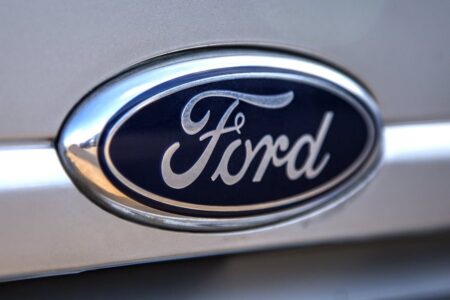 Ford retira 388,000 autos en EE. UU. por falla en asientos traseros