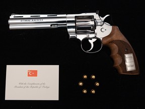 Carney recibe arma grabada como regalo de Erdogan en Turquía