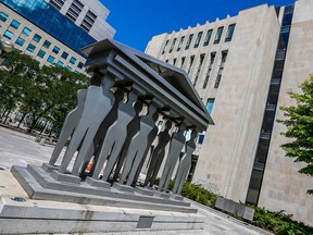 Juez de Ontario reduce condena por agresión sexual a residente permanente