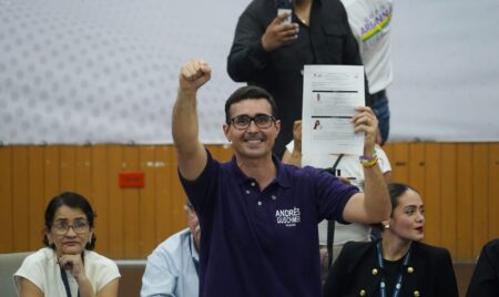 Andrés Guschmer se inscribe como candidato a Prefecto del Guayas