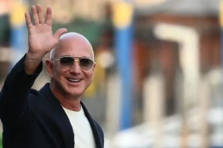 Jeff Bezos lidera compra del 33% del Liverpool FC por £1,500 millones
