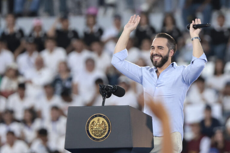 Bukele destina US$3,000 millones a becas para 50 mil jóvenes Bukele destina US$3,000 millones a becas para 50 mil jóvenes
