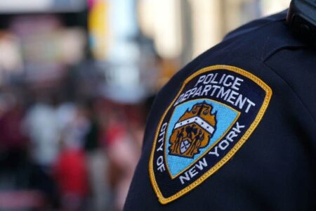 Policías de Nueva York consultan matrículas para ICE pese a ley Policías de Nueva York consultan matrículas para ICE pese a ley