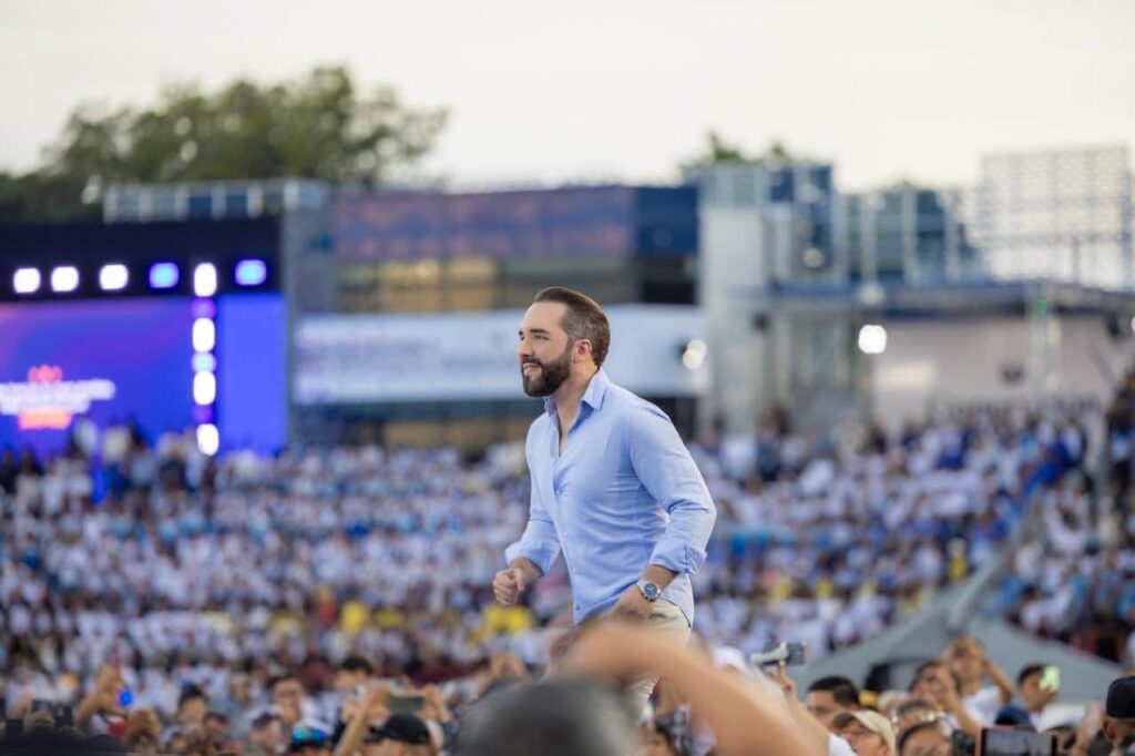 Bukele anuncia 50,000 becas para educación en El Salvador