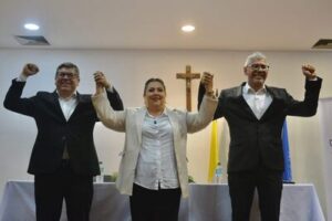 Candidatos de Ciudad del Este presentan planes ante estudiantes y obispo Candidatos de Ciudad del Este presentan planes ante estudiantes y obispo