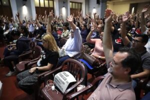 Médicos decidirán hoy si levantan huelga tras oferta salarial Médicos decidirán hoy si levantan huelga tras oferta salarial