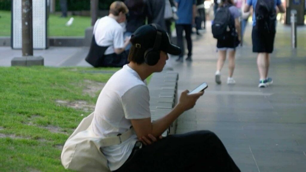 Australia propone multas a redes sociales por no proteger a menores
