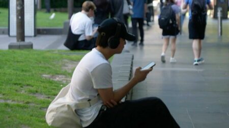 Australia propone multas a redes sociales por no proteger a menores