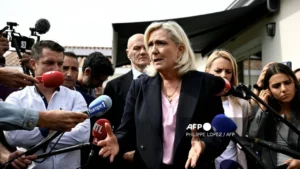 Marine Le Pen amplía su ventaja rumbo a la presidencia en Francia Marine Le Pen amplía su ventaja rumbo a la presidencia en Francia