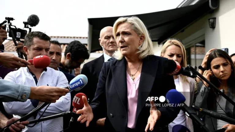 Marine Le Pen amplía su ventaja rumbo a la presidencia en Francia Marine Le Pen amplía su ventaja rumbo a la presidencia en Francia