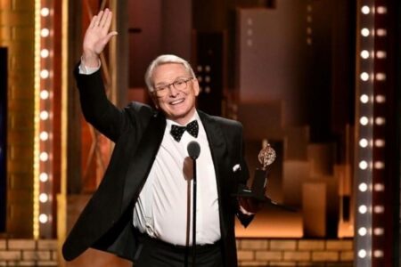 Muere Bob Mackie, legendario diseñador de Hollywood, a los 87 años