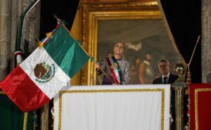 Sheinbaum da su primer Grito, destaca papel de las mujeres