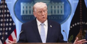 Medios de EE UU boicotean cobertura tras veto de Trump a CNN