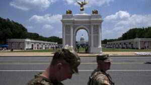 Trump propone arco triunfal con funciones militares en Washington