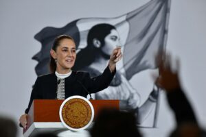 Sheinbaum anuncia alza salarial en IMSS y regula modalidades de pensión