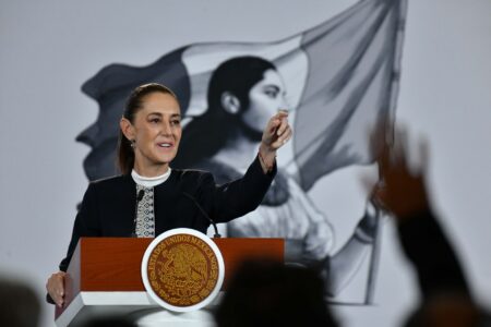 Sheinbaum anuncia alza salarial en IMSS y regula modalidades de pensión