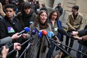 Francia ofrece concesiones a estudiantes, pero siguen protestas Francia ofrece concesiones a estudiantes, pero siguen protestas