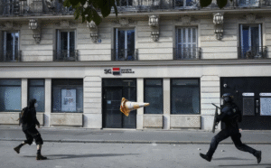 Macron prohíbe manifestaciones no sindicales en toda Francia Macron prohíbe manifestaciones no sindicales en toda Francia