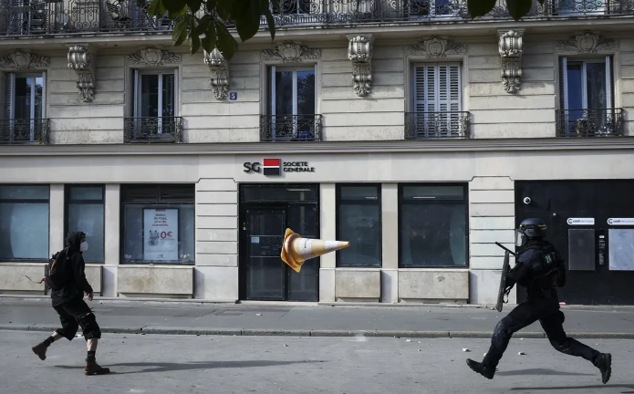 Macron prohíbe manifestaciones no sindicales en toda Francia Macron prohíbe manifestaciones no sindicales en toda Francia