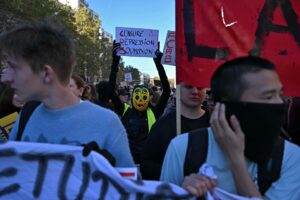 Manifestantes en París desafían veto a máscaras en protestas