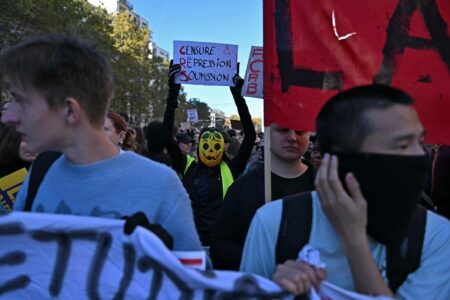 Manifestantes en París desafían veto a máscaras en protestas