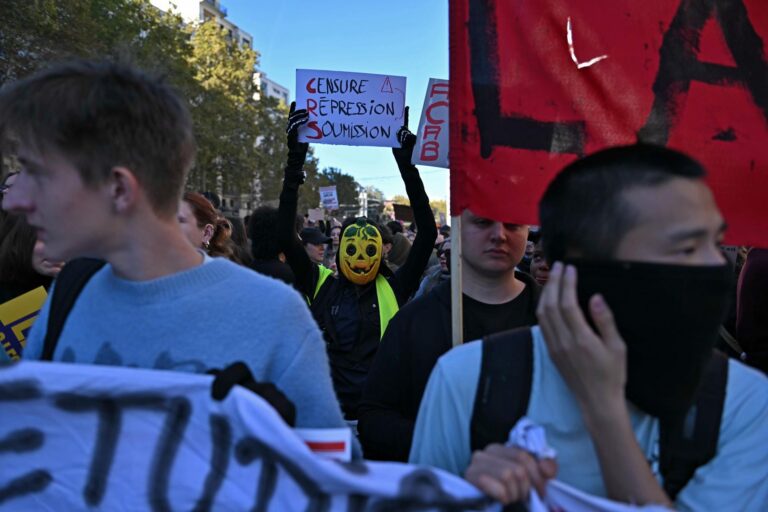 Manifestantes en París desafían veto a máscaras en protestas