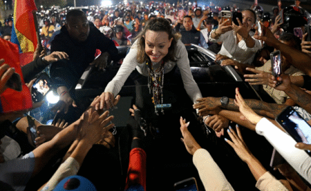 UE pide elecciones libres en Venezuela tras regreso de Machado