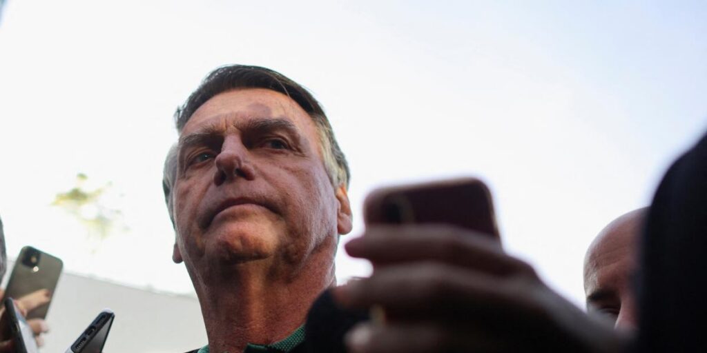 Bolsonaro permanece hospitalizado tras cirugía y tratamiento de hipo Bolsonaro permanece hospitalizado tras cirugía y tratamiento de hipo