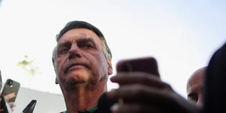 Bolsonaro permanece hospitalizado tras cirugía y tratamiento de hipo