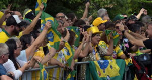 Lula y Flávio Bolsonaro cierran campañas en polarizada Brasil