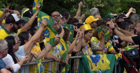 Lula y Flávio Bolsonaro cierran campañas en polarizada Brasil Lula y Flávio Bolsonaro cierran campañas en polarizada Brasil