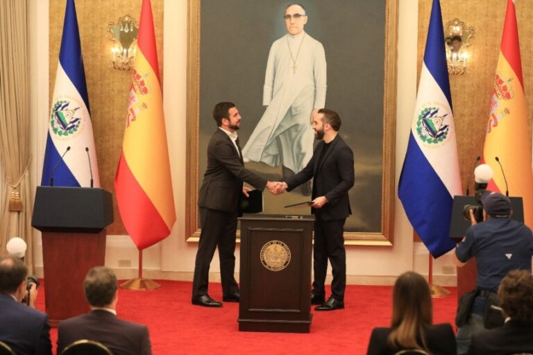 Bukele firma acuerdo récord con Grupo Cox por $2,900 millones Bukele firma acuerdo récord con Grupo Cox por $2,900 millones