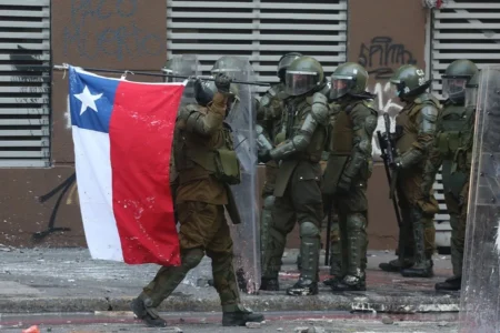 Chile estrena ley que regula uso de la fuerza policial y militar Chile estrena ley que regula uso de la fuerza policial y militar