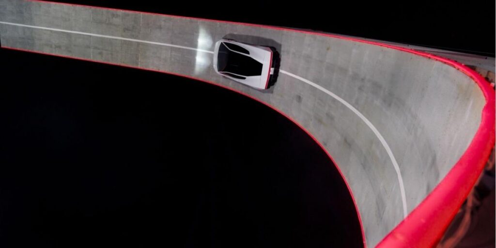 Tesla Roadster integrará sistema de succión para conducir invertido