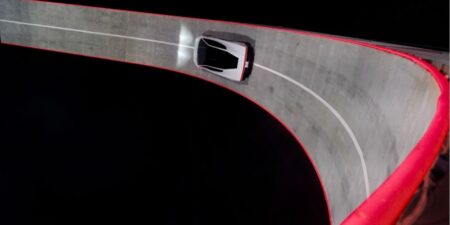 Tesla Roadster integrará sistema de succión para conducir invertido