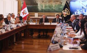 Senado de Perú retrasa debate sobre facultades legislativas contra crimen