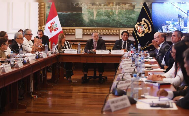 Senado de Perú retrasa debate sobre facultades legislativas contra crimen Senado de Perú retrasa debate sobre facultades legislativas contra crimen