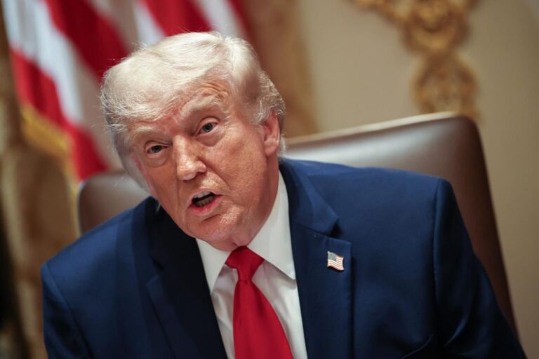 Trump insiste en apoyo hispano pese a baja en encuestas en EE UU Trump insiste en apoyo hispano pese a baja en encuestas en EE UU