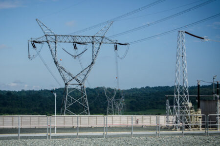 Colombia reanuda envío de energía a Ecuador pese a déficit propio